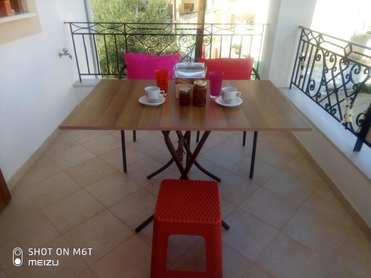 Delicatessen House Apartman Leonídio Kültér fotó